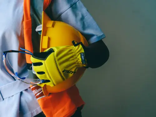 Sicurezza sul lavoro nelle micro imprese: quanto costa davvero vestire un dipendente secondo il D.Lgs. 81/08